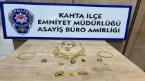 Kadının Çantasından 300 bin TL'lik altın çalan hırsız yakalandı
